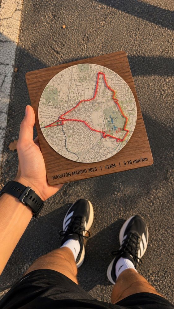 RACƎD Premium del Maratón de Madrid en la mano de un corredor